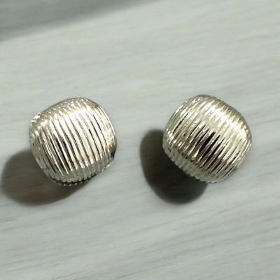107 154 Gümüş Oval Çizgili İstiridye Küpe